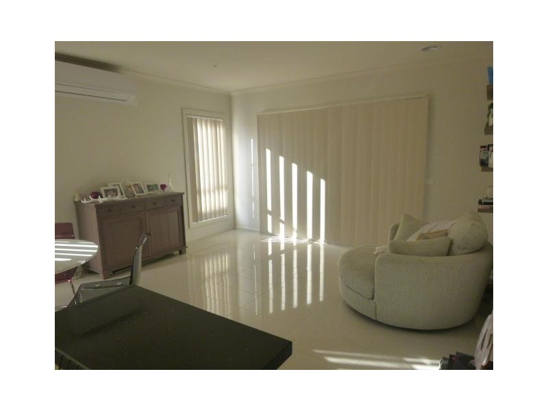 8/2-4 Edinburgh Drive, Beaconsfield VIC 3807