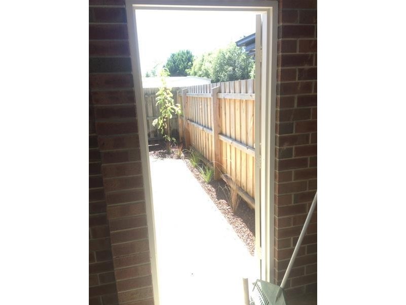 8/2-4 Edinburgh Drive, Beaconsfield VIC 3807