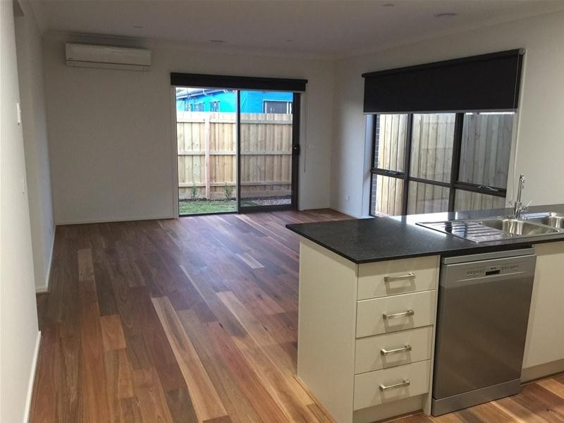 8 Barbara Avenue, Officer VIC 3809