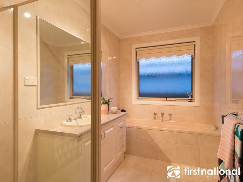 37 Lorikeet Drive, Berwick VIC 3806