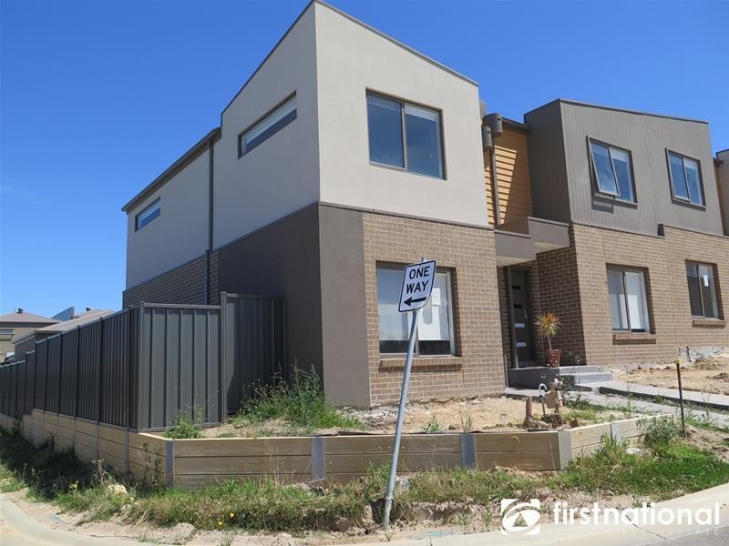 8/23 Atlantic Drive, Pakenham VIC 3810