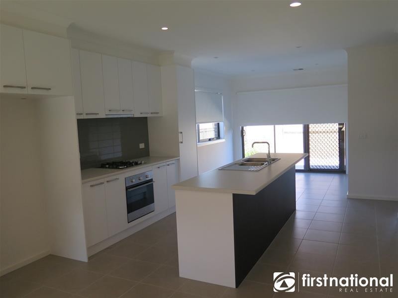 8/23 Atlantic Drive, Pakenham VIC 3810