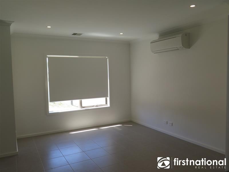 8/23 Atlantic Drive, Pakenham VIC 3810