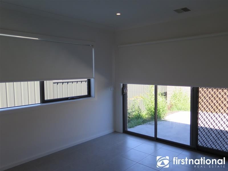 8/23 Atlantic Drive, Pakenham VIC 3810
