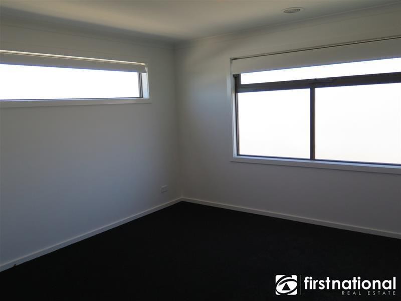 8/23 Atlantic Drive, Pakenham VIC 3810