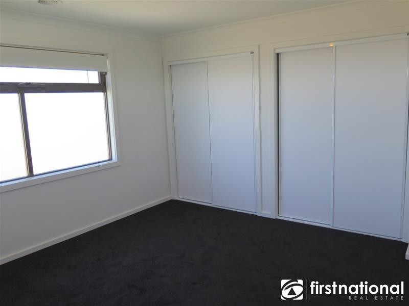8/23 Atlantic Drive, Pakenham VIC 3810