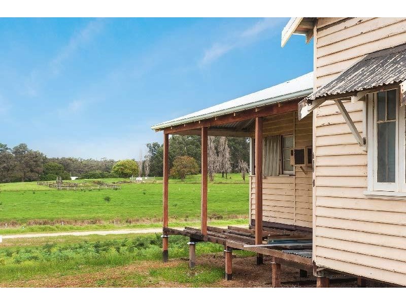 8 Charles Hine Avenue, Margaret River WA 6285