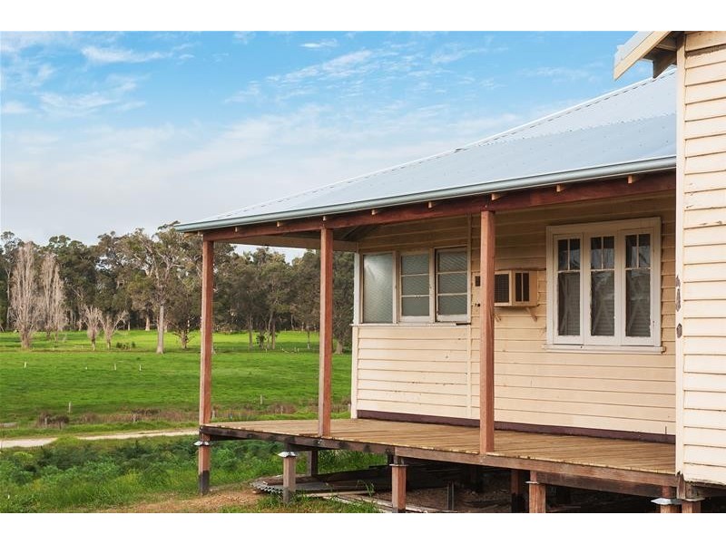 8 Charles Hine Avenue, Margaret River WA 6285