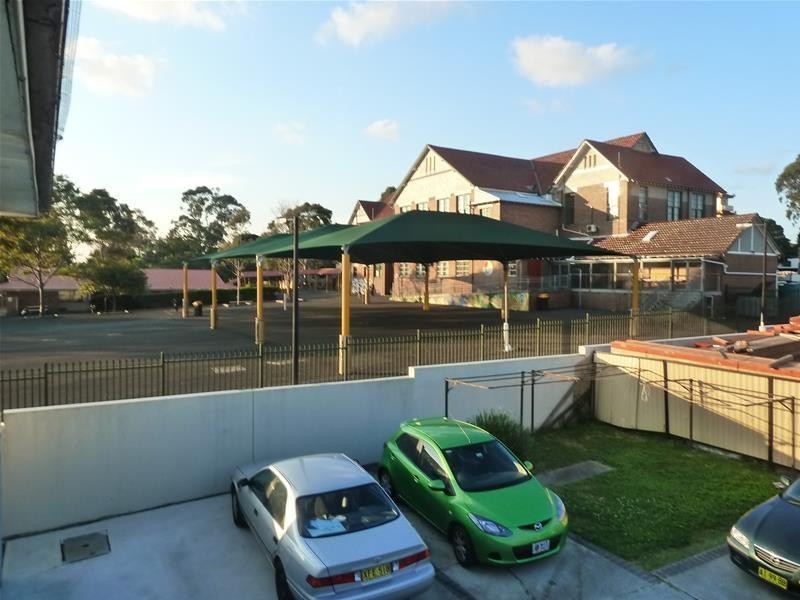 8/2 Denman Av, Wiley Park NSW 2195