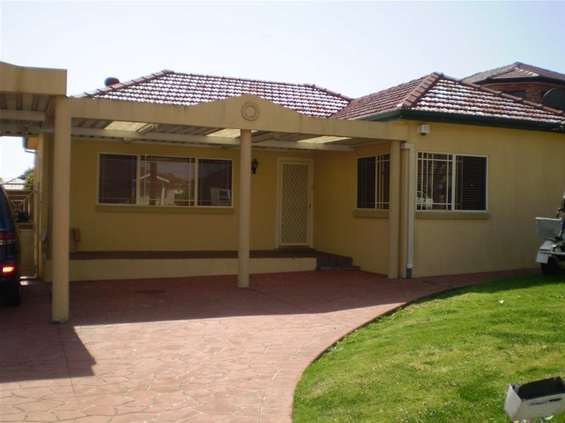 8 Russell Street, Greenacre NSW 2190