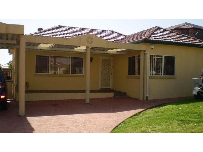 8 Russell Street, Greenacre NSW 2190