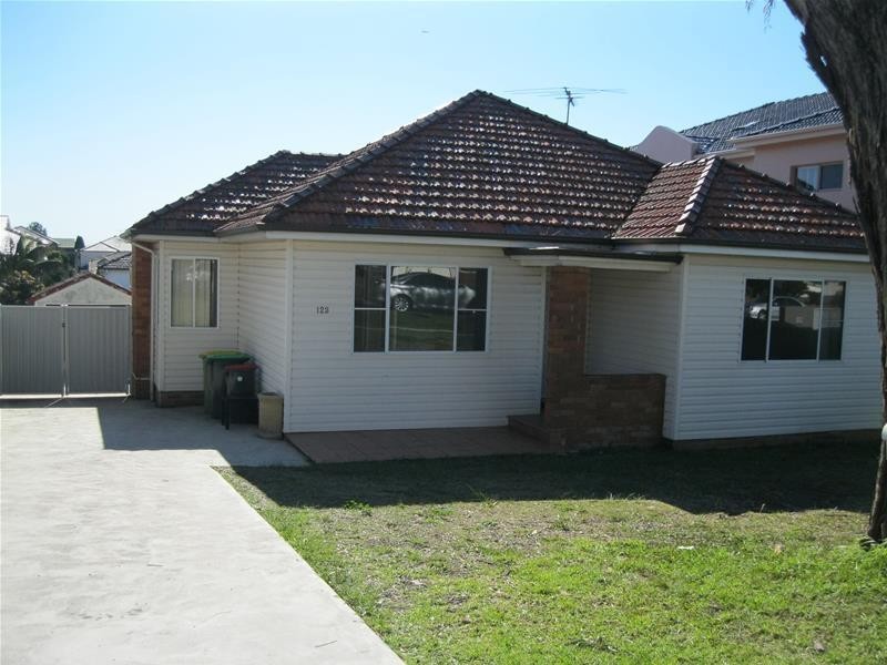 123 Macquarie Street, Greenacre NSW 2190