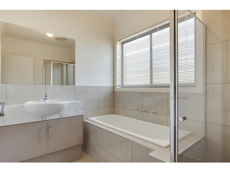 2/12 Lucerne Avenue, Mornington VIC 3931