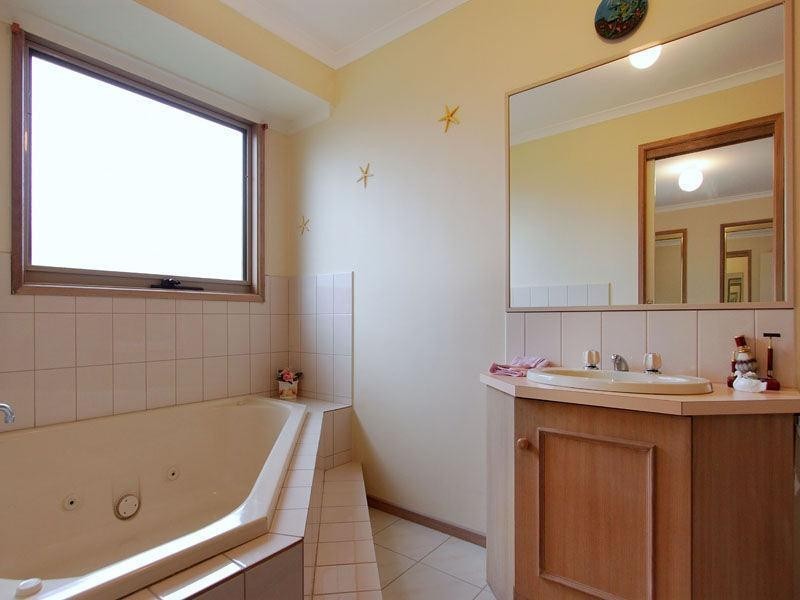 4 Hakea Drive, Mount Martha VIC 3934