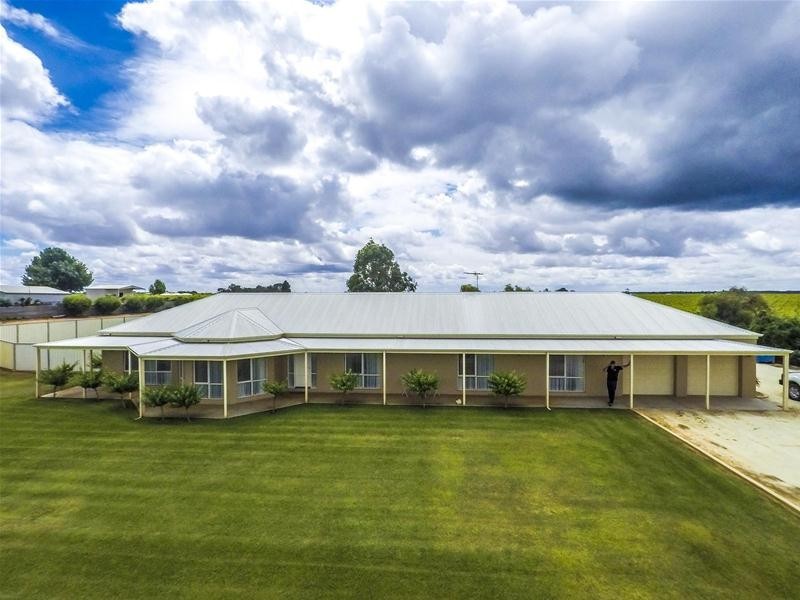 29 Derna Road, Robinvale VIC 3549