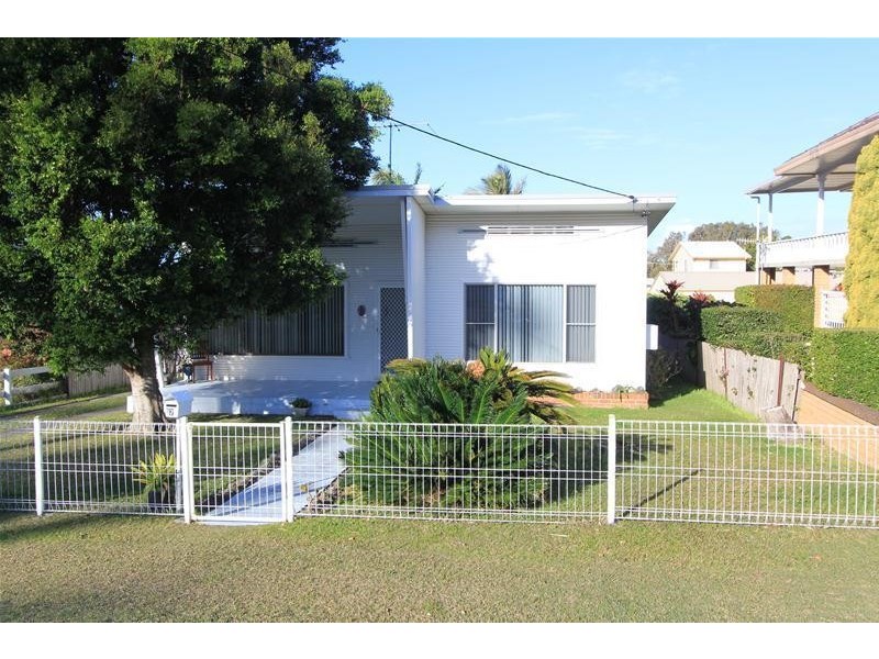 17 Lake Street, Laurieton NSW 2443