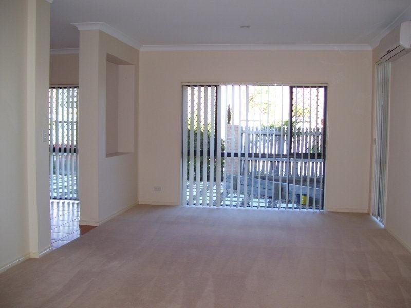 8 Shorehaven Place, Varsity Lakes QLD 4227