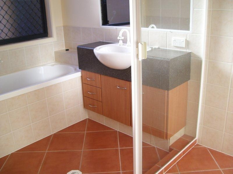 8 Shorehaven Place, Varsity Lakes QLD 4227