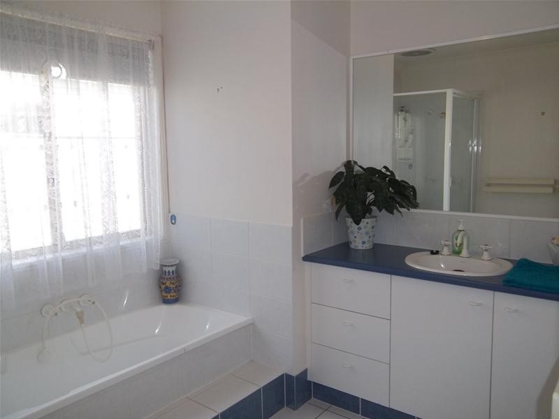 5 Gainsborough Drive, Varsity Lakes QLD 4227