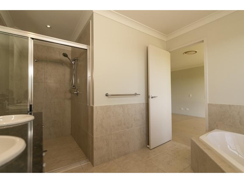 17 Meadowlake Drive, Carrara QLD 4211