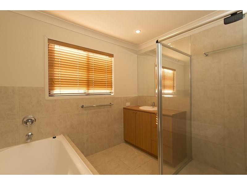 17 Meadowlake Drive, Carrara QLD 4211