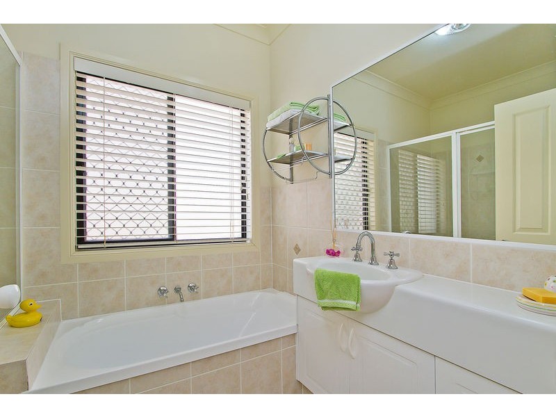 4 Mulgrave Crescent, Varsity Lakes QLD 4227