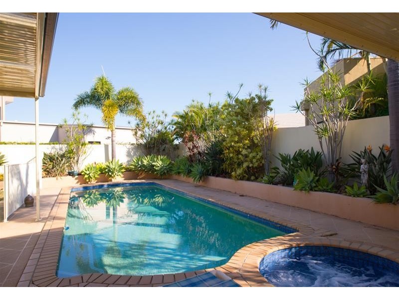 77 Edinburgh Road, Benowa QLD 4217