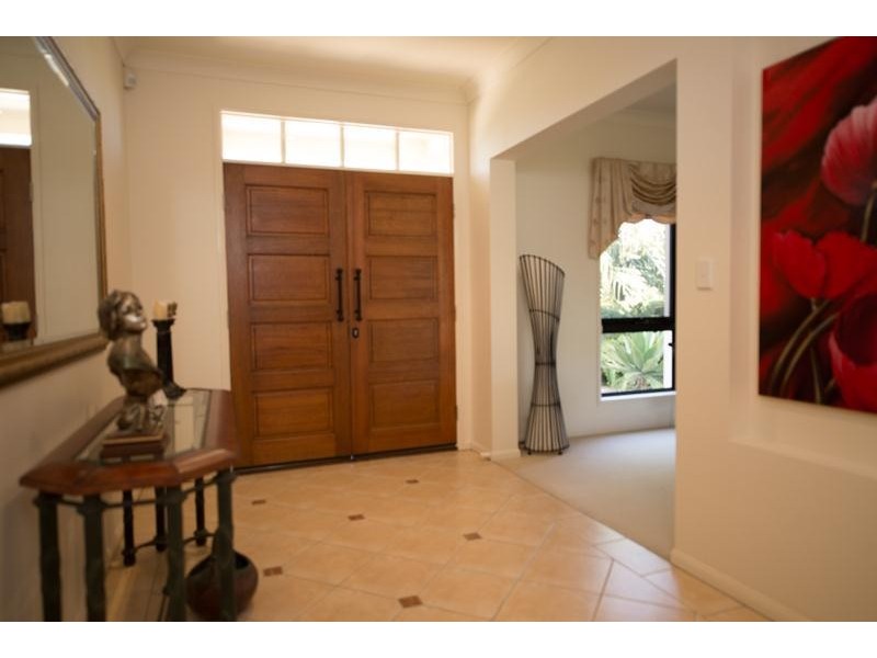 77 Edinburgh Road, Benowa QLD 4217