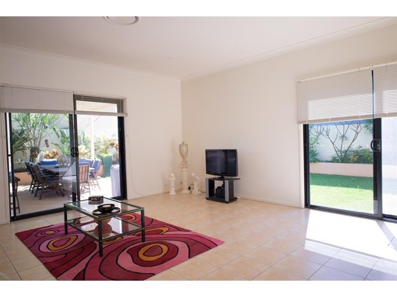 77 Edinburgh Road, Benowa QLD 4217