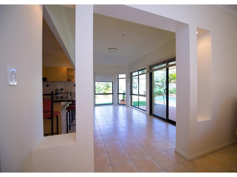 77 Edinburgh Road, Benowa QLD 4217