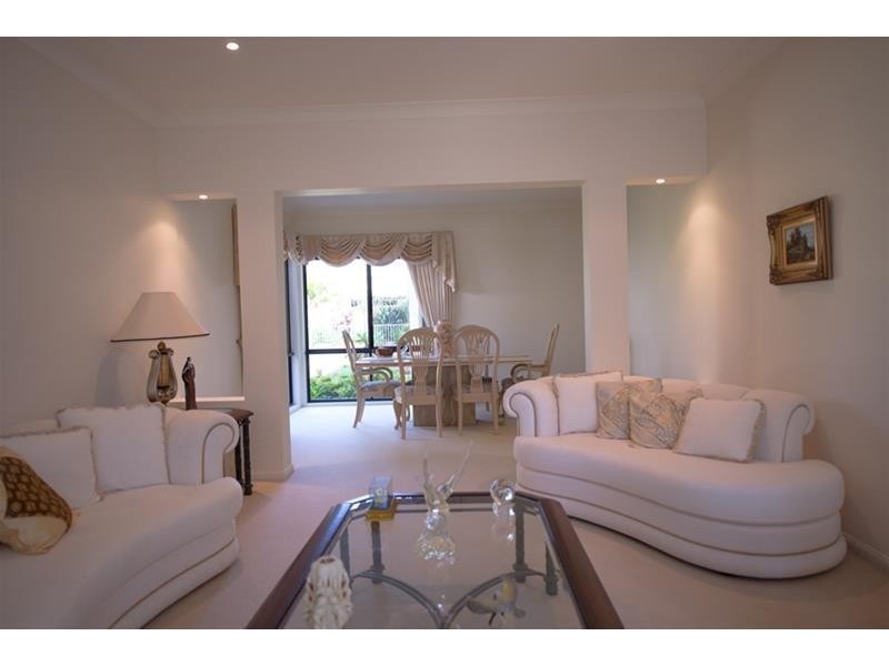 77 Edinburgh Road, Benowa QLD 4217