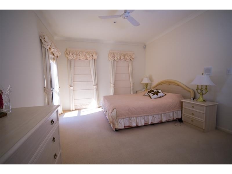 77 Edinburgh Road, Benowa QLD 4217