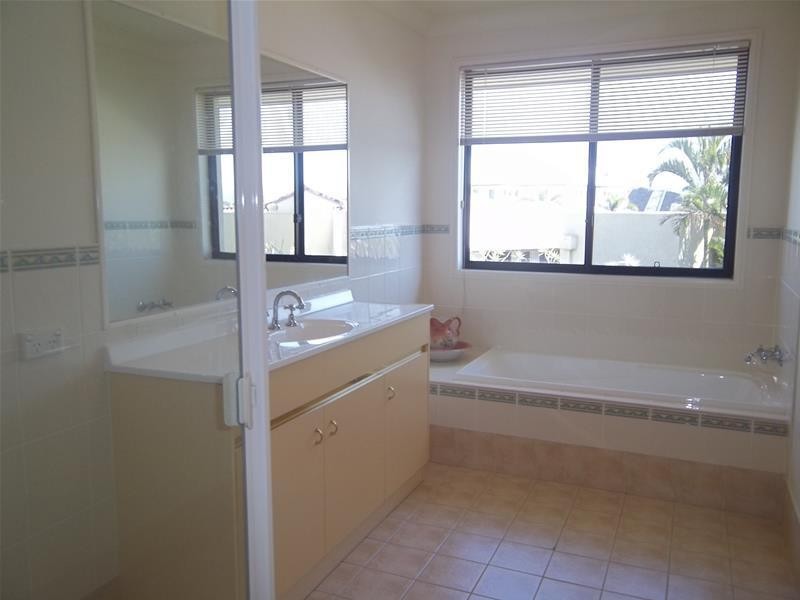 77 Edinburgh Road, Benowa QLD 4217