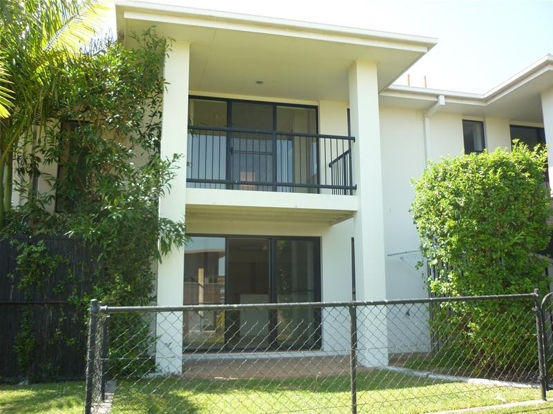 2/323 Christine Avenue, Varsity Lakes QLD 4227