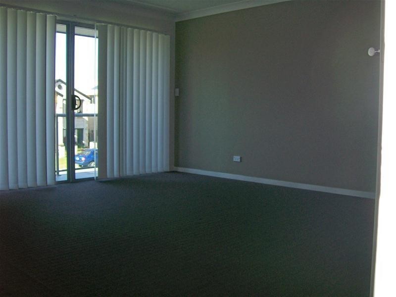 1/16 Moyenne Crescent, Varsity Lakes QLD 4227