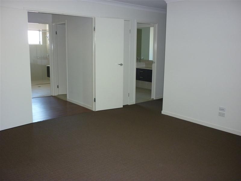 1/16 Moyenne Crescent, Varsity Lakes QLD 4227