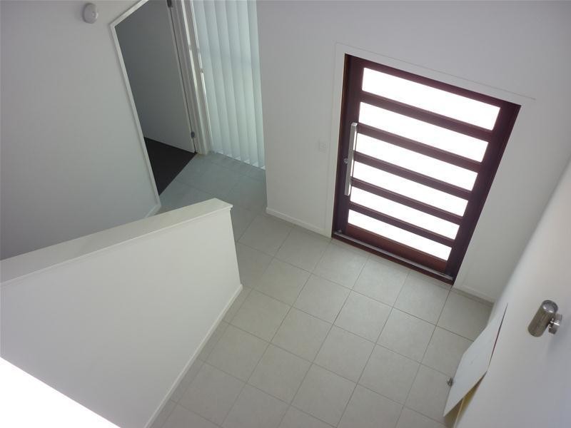 1/16 Moyenne Crescent, Varsity Lakes QLD 4227