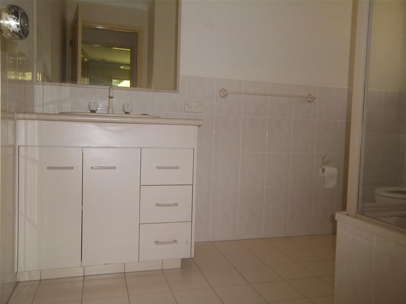 8 Queen Charlotte Court, Mudgeeraba QLD 4213