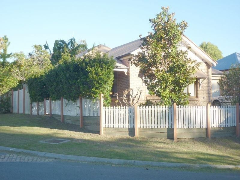 8 Ranier Crescent, Varsity Lakes QLD 4227