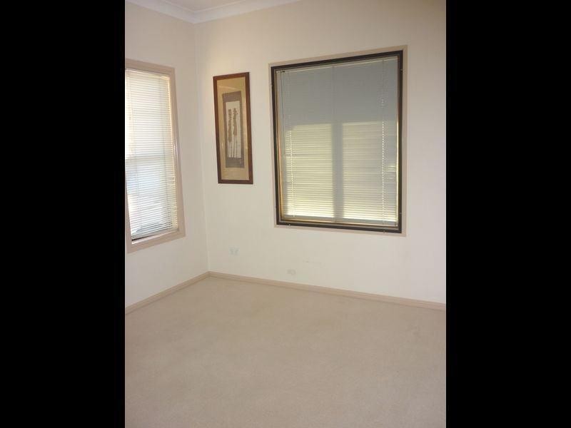 8 Ranier Crescent, Varsity Lakes QLD 4227