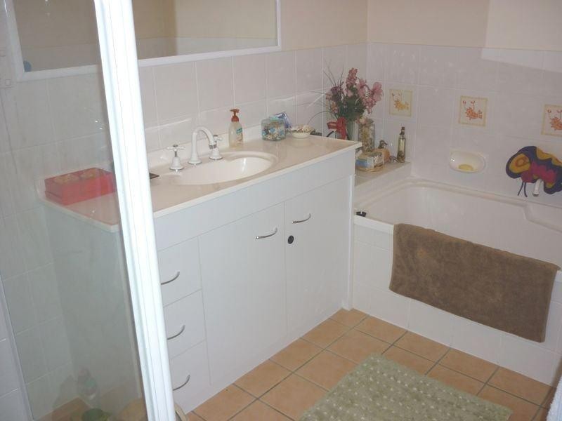 8 Ranier Crescent, Varsity Lakes QLD 4227