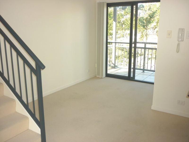 9/18 Geraldton Drive, Varsity Lakes QLD 4227