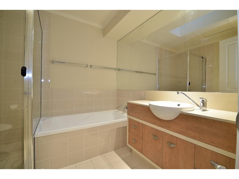 111/136 Palm Meadows Drive, Carrara QLD 4211