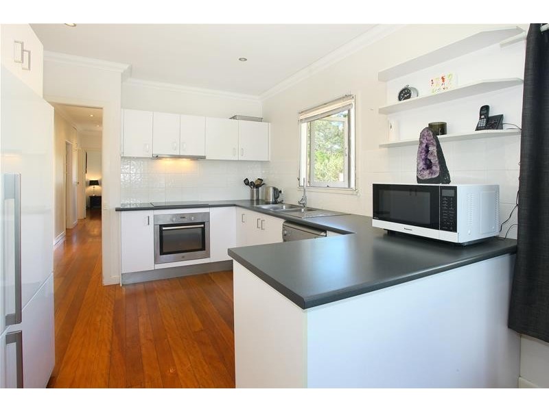 8 Schilling Street, Southport QLD 4215