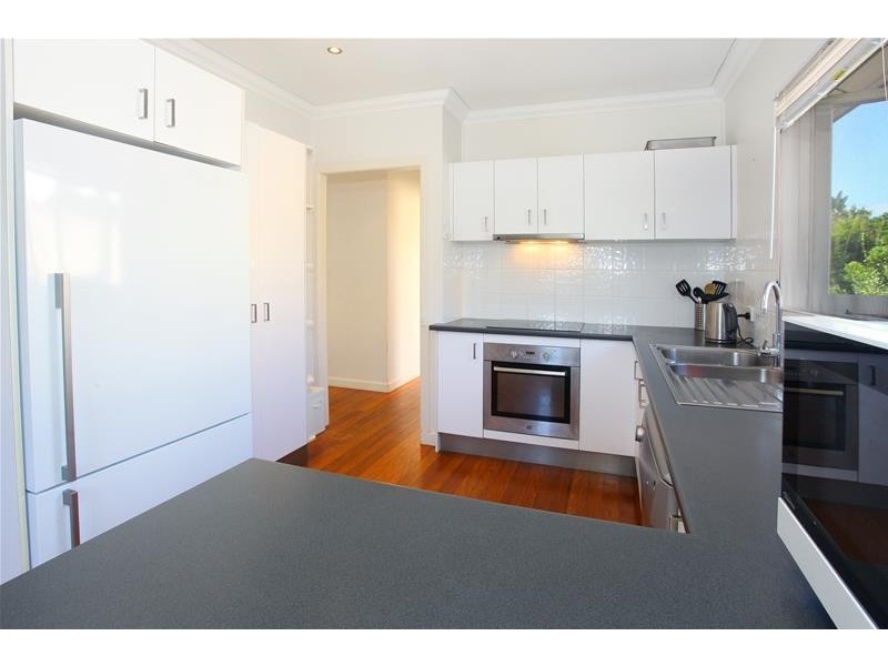 8 Schilling Street, Southport QLD 4215