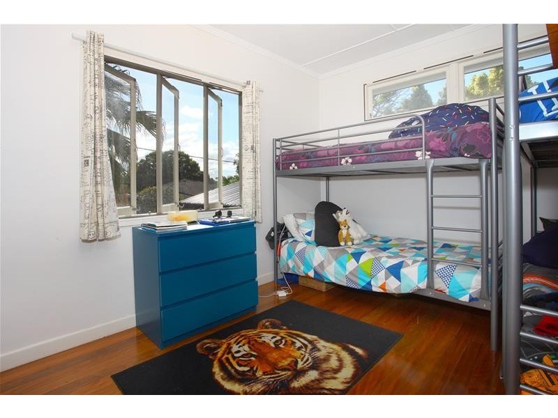 8 Schilling Street, Southport QLD 4215