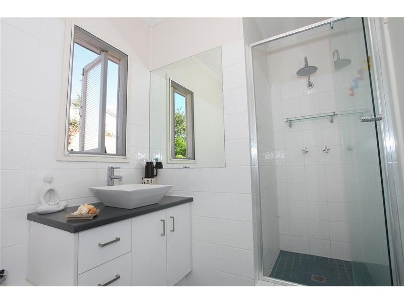 8 Schilling Street, Southport QLD 4215