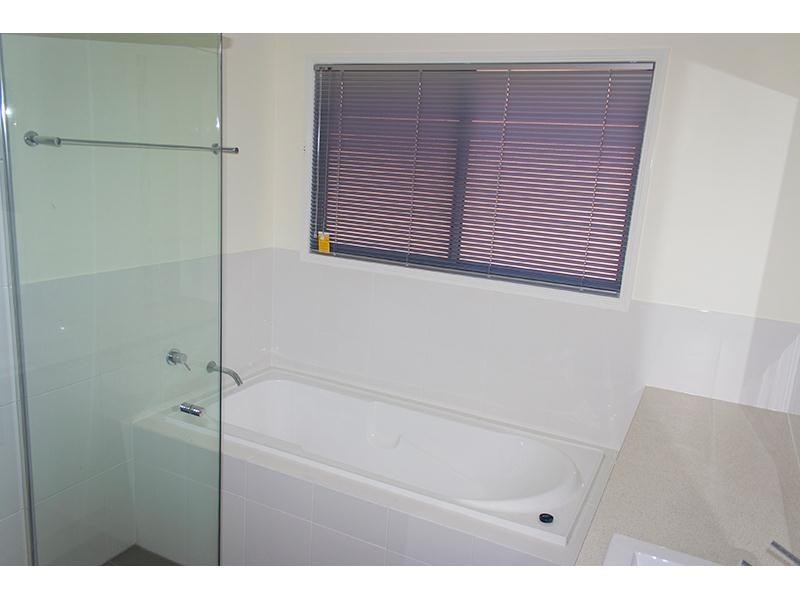 45 Tara Vista Boulevard, Highland Park QLD 4211