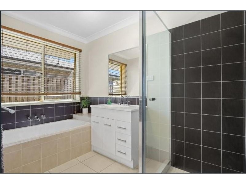 64 Hawkesbury Avenue, Pacific Pines QLD 4211