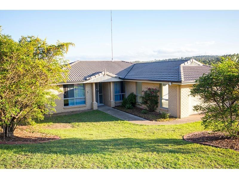 7 Henderson Rise, Pacific Pines QLD 4211